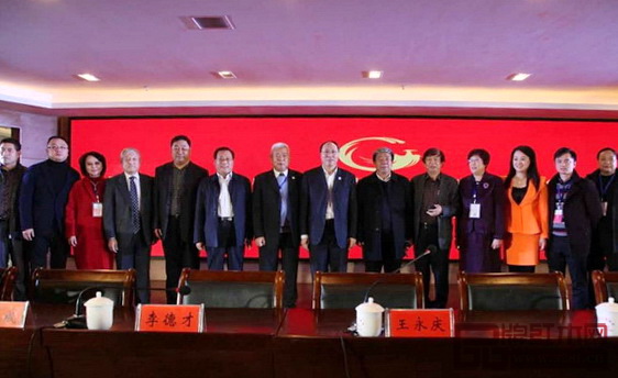全国工商联专职副主席王永庆(左八),国家文物局原副局长张柏(右六),河南省工商联党组书记李德才(左六),全联民间文物艺术品商会会长蒋继明(左七)、特邀会长宋建文(右五)等领导与全联民间文物艺术品商会新一届会长、秘书长等代表合影(右二为全联艺术红木家具专业委员会执行会长兼秘书长、弘木传媒CEO林伟华) 全国工商联专职副主席王永庆(左八),国家文物局原副局长张柏(右六),河南省工商联党组书记李德才(左六),全联民间文物艺术品商会会长蒋继明(左七)、特邀会长宋建文(右五)等领导与全联民间文物艺术品商会新一届会长、秘书长等代表合影(右二为全联艺术红木家具专业委员会执行会长兼秘书长、弘木传媒CEO林伟华)