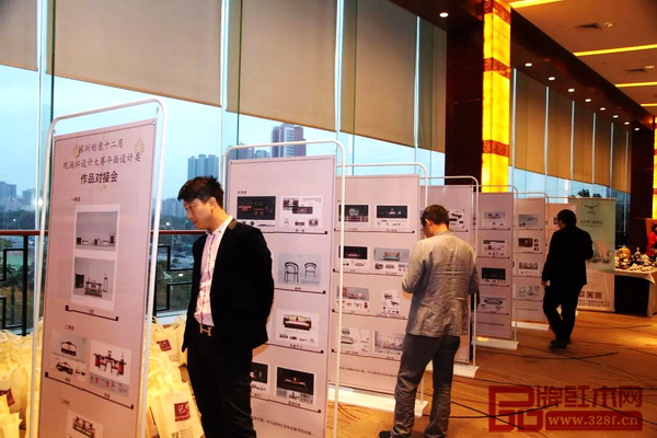 参会的红木家具企业家们认真观看设计大赛的优秀作品 参会的红木家具企业家们认真观看设计大赛的优秀作品