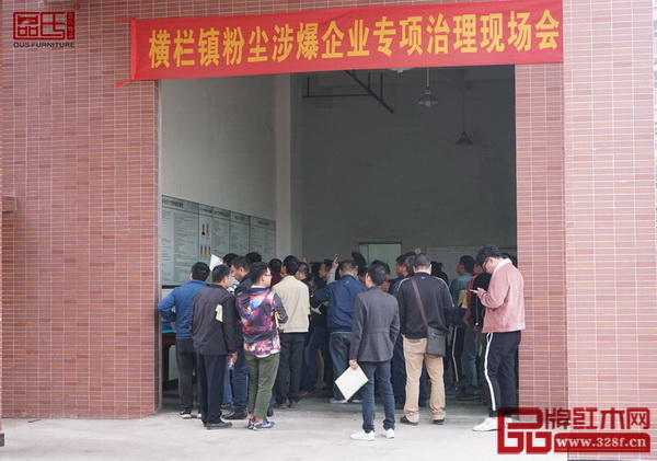  总经理区锦泽带领各企业代表参观区氏臻品工厂和展厅