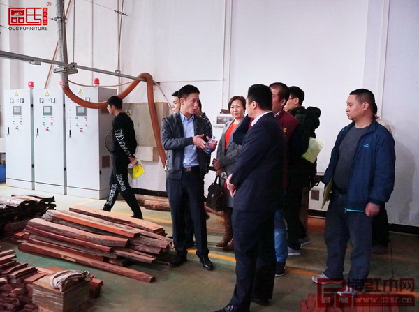  总经理区锦泽带领各企业代表参观区氏臻品工厂和展厅