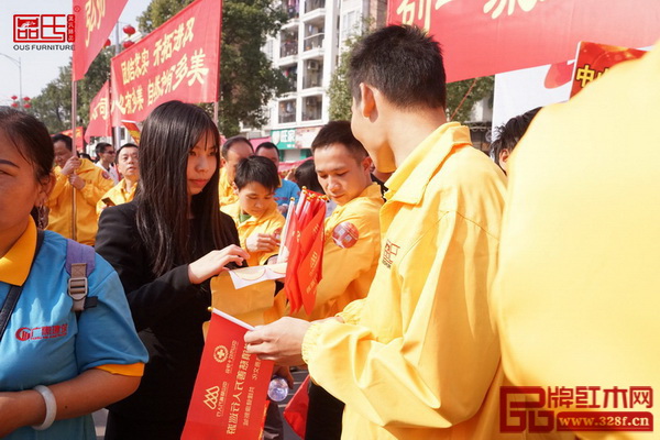  区氏臻品的员工们积极参与慈善万人行