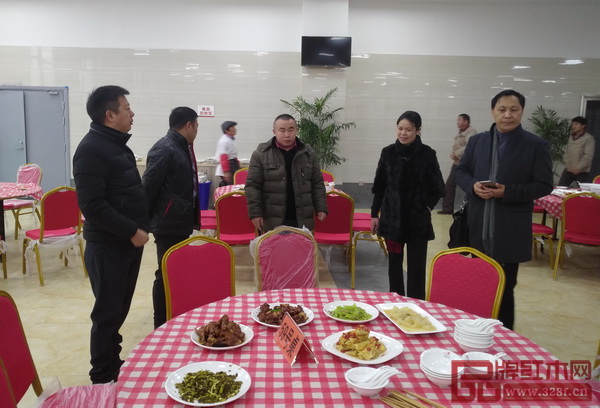 中国传统工艺大师、明堂红木创始人张向荣(左一)正在向食堂管理人员反馈用餐建议 中国传统工艺大师、明堂红木创始人张向荣(左一)正在向食堂管理人员反馈用餐建议