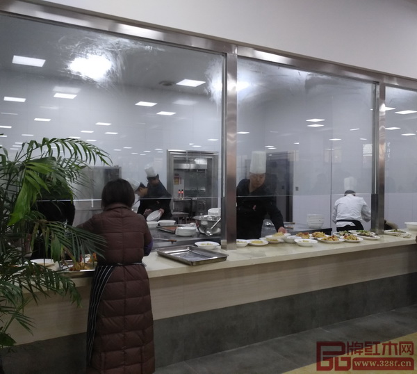 明堂红木半开放式的后厨空间干净明亮 明堂红木半开放式的后厨空间干净明亮