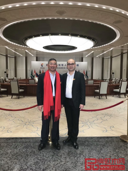 卢家艺林董事长卢嘉林（右）与友人在金砖厦门会晤地——厦门国际会议中心留影