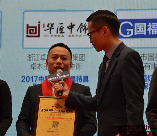 秀饰坊总经理陈斌接受中央电视台主持人李晓东采访，发表获奖感言