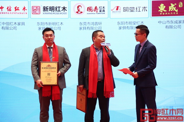 怀古红木董事长林志权(中)接受央视主持人李晓东(右一)采访并精炼阐述对“影响力品牌”的理解 怀古红木董事长林志权(中)接受央视主持人李晓东(右一)采访并精炼阐述对“影响力品牌”的理解