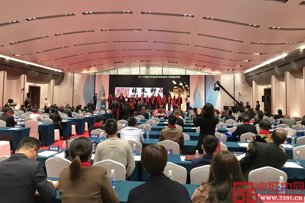 在全场领导嘉宾的共同见证下,林木轩荣膺“2017中国红木家具特具竞争力品牌” 在全场领导嘉宾的共同见证下,林木轩荣膺“2017中国红木家具特具竞争力品牌”