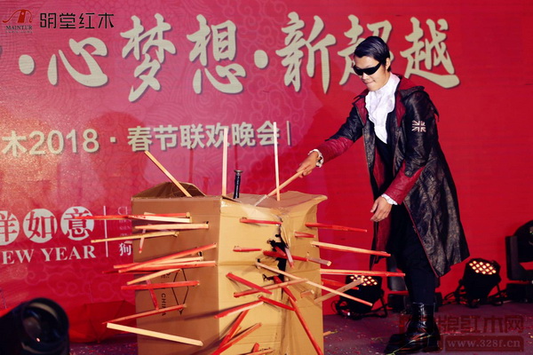 明堂红木春节联欢晚会上魔术表演 明堂红木春节联欢晚会上魔术表演