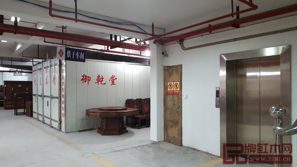 御乾堂红木所有产品都经过二次烘干处理,防止红木家具在干燥或潮湿环境下出现开裂变形问题 御乾堂红木所有产品都经过二次烘干处理,防止红木家具在干燥或潮湿环境下出现开裂变形问题