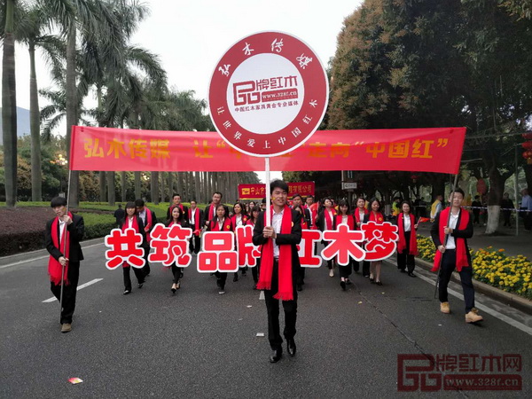 参加中山（2018）慈善万人行活动的弘木传媒员工精神抖擞，迈着矫健的步伐在巡游路上 