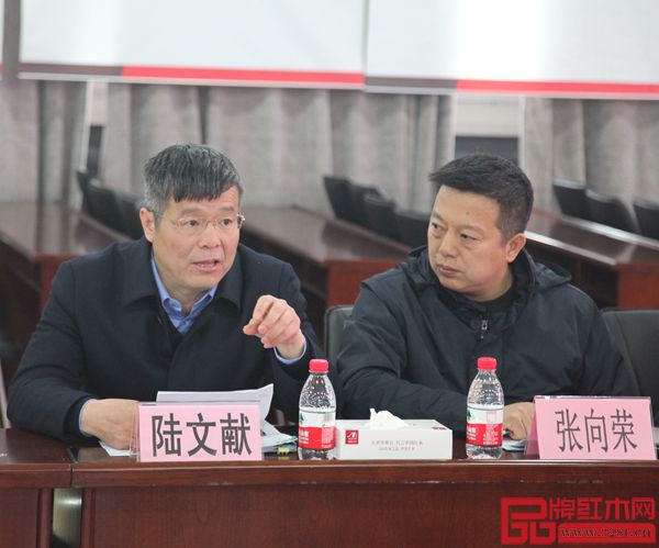 东阳市市场监督管理局副局长陆文献(左一)着重强调企业环保问题 东阳市市场监督管理局副局长陆文献(左一)着重强调企业环保问题