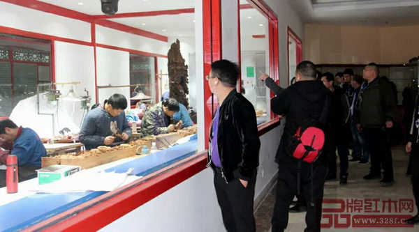 众与会嘉宾一起参观浙江艺术紫檀博物馆透明工厂,纷纷点赞 众与会嘉宾一起参观浙江艺术紫檀博物馆透明工厂,纷纷点赞