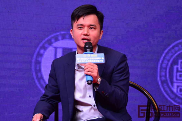 全联艺术红木家具专业委员会执行会长、弘木传媒CEO林伟华围绕“经销商如何选择产品”的话题发表观点 全联艺术红木家具专业委员会执行会长、弘木传媒CEO林伟华围绕“经销商如何选择产品”的话题发表观点