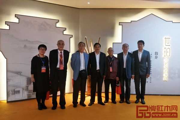 全联艺术红木家具专业委员会专家顾问——中国高等教育家具设计专业创始人、中国新中式文化研究院院长胡景初(右三),中国明式家具研究所原所长濮安国(左三),中国红木家具技术专家、《红木家具通用技术条件》标准主要起草人曹新民(右二)、上海市家具研究所副所长许美琪(左二)、华南农业大学研究生导师郭琼(左一)与忆古轩董事长刘定杰(右四)、总经理刘宇(右一)合影 全联艺术红木家具专业委员会专家顾问——中国高等教育家具设计专业创始人、中国新中式文化研究院院长胡景初(右三),中国明式家具研究所原所长濮安国(左三),中国红木家具技术专家、《红木家具通用技术条件》标准主要起草人曹新民(右二)、上海市家具研究所副所长许美琪(左二)、华南农业大学研究生导师郭琼(左一)与忆古轩董事长刘定杰(右四)、总经理刘宇(右一)合影