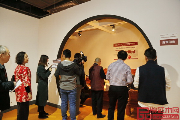 2018“匠心最美”红木家具精品评选专家评审团现场为《东非香花梨·古木印象沙发》评分 2018“匠心最美”红木家具精品评选专家评审团现场为《东非香花梨·古木印象沙发》评分