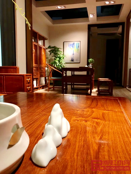 刺猬紫檀的天然纹理与生命张力于家具中极致呈现 刺猬紫檀的天然纹理与生命张力于家具中极致呈现