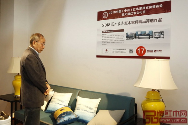 中国红木家具技术专家曹新民认真品鉴太古轩·写意江南《雅仕沙发》 中国红木家具技术专家曹新民认真品鉴太古轩·写意江南《雅仕沙发》