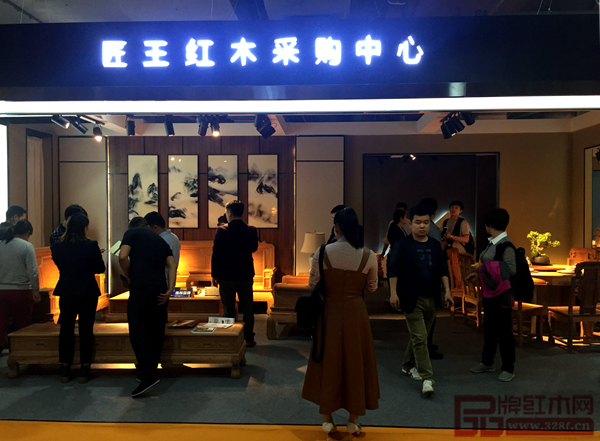 中山红博会展会期间,匠王红木展位人潮涌涌 中山红博会展会期间,匠王红木展位人潮涌涌