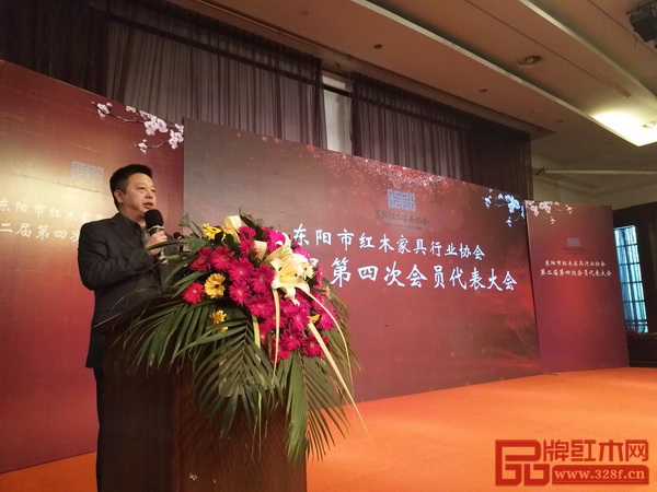 此次会议由东阳市红木家具行业协会常务副会长、中国传统工艺大师、明堂红木创始人张向荣主持 此次会议由东阳市红木家具行业协会常务副会长、中国传统工艺大师、明堂红木创始人张向荣主持