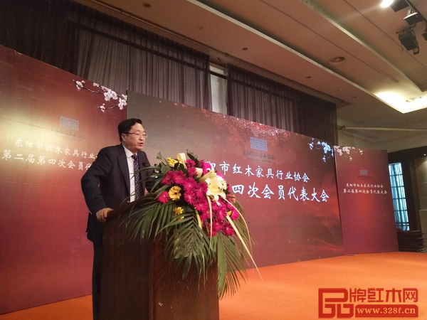东家协会长李黎明在大会上做2017年度总结报告 东家协会长李黎明在大会上做2017年度总结报告