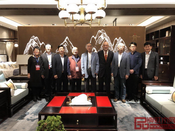 红木家具行业专家学者在东成红木当代中式品牌“文宋”体验馆合影留念 红木家具行业专家学者在东成红木当代中式品牌“文宋”体验馆合影留念