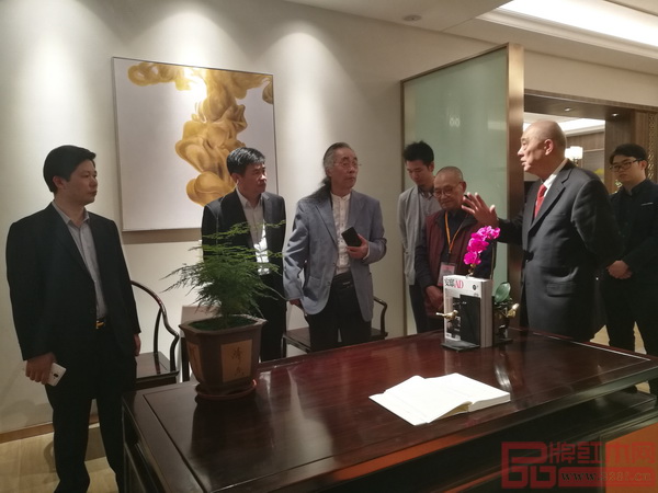 红木家具行业专家学者在点评东成红木当代中式品牌“文宋”的家具 红木家具行业专家学者在点评东成红木当代中式品牌“文宋”的家具