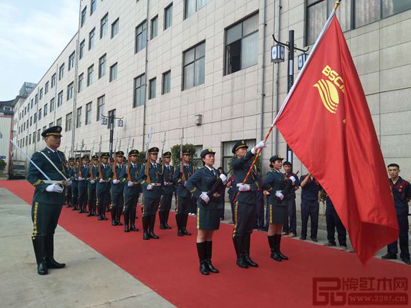 仪仗队举行检阅仪式 仪仗队举行检阅仪式