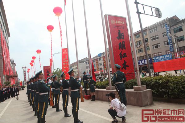 仪仗队举行升旗仪式 仪仗队举行升旗仪式