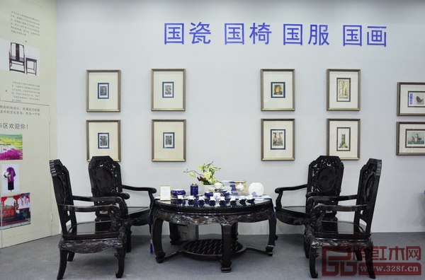 在深圳文博会上，泰和园首次将惊艳美国洛杉矶国际艺博会的丝翎檀雕作品《松鹤延年茶台》（上图）、《当代君子竹节椅》（下图）亮相深圳市龙华区展馆