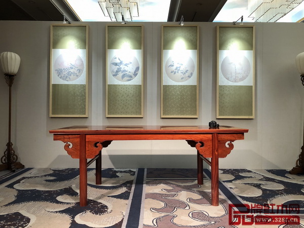 在文创展上展示的纯本森活精心制作的画案，与现场清新简素、独具特色的装修风格相得益彰