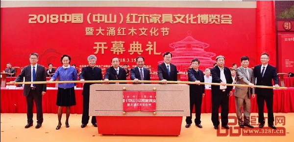 国家人社部原党组副书记、常务副部长杨志明(左四),广东省原常务副省长汤炳权(左五),国家文物局原常务副局长、全联艺术红木家具专业委员会名誉会长张柏(右三),中山市委书记、市人大常委会主任陈旭东(右五),国家林业局总工程师、中国林业产业联合会副会长封加平(右四),中山市政协主席丘树宏(左三),中国家具协会秘书长张冰冰(左二),中山市人大常委会副主任冯煜荣(右二),中山市人民政府副市长雷岳龙(左一),中山市大涌镇党委书记郭丛枢(右一)为2018中山红博会开幕推杆 国家人社部原党组副书记、常务副部长杨志明(左四),广东省原常务副省长汤炳权(左五),国家文物局原常务副局长、全联艺术红木家具专业委员会名誉会长张柏(右三),中山市委书记、市人大常委会主任陈旭东(右五),国家林业局总工程师、中国林业产业联合会副会长封加平(右四),中山市政协主席丘树宏(左三),中国家具协会秘书长张冰冰(左二),中山市人大常委会副主任冯煜荣(右二),中山市人民政府副市长雷岳龙(左一),中山市大涌镇党委书记郭丛枢(右一)为2018中山红博会开幕推杆