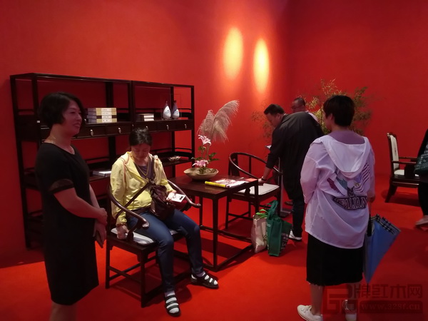 观展商对明堂红木家具赞赏不已 观展商对明堂红木家具赞赏不已