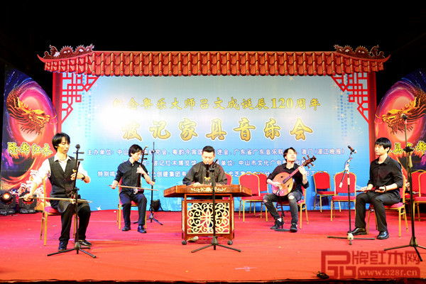 波记家具音乐会上,人们无不陶醉其中,流连忘返 波记家具音乐会上,人们无不陶醉其中,流连忘返