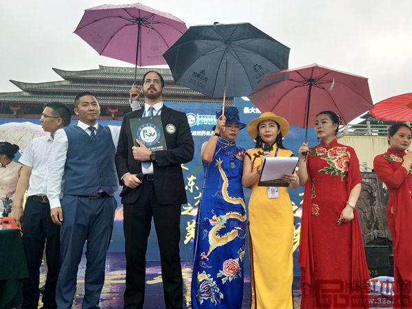 “2018挑战世界纪录万人旗袍舞”吉尼斯世界纪录审核现场