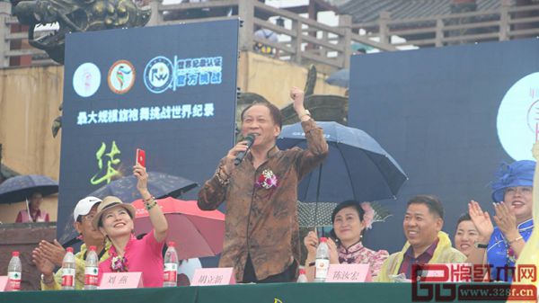 中国诗书画家，中国少数民族文物保护协会副会长、民族书画艺术研究工作委员会主席，中国民族书画院院长胡立新现场讲话
