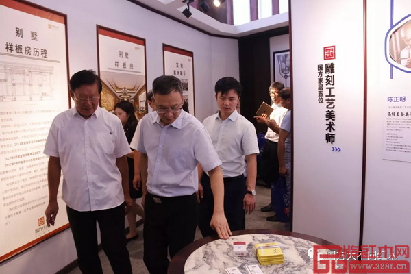 全国工商联原副主席程路(左一)、中山市大涌镇党委书记郭丛枢(左二)和全联艺术红木家具专业委员会执行会长、弘木传媒CEO林伟华(右一)参观国方家居展位 全国工商联原副主席程路(左一)、中山市大涌镇党委书记郭丛枢(左二)和全联艺术红木家具专业委员会执行会长、弘木传媒CEO林伟华(右一)参观国方家居展位