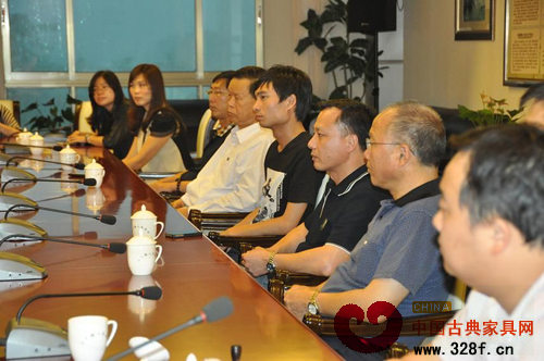 参加签约仪式的三乡家协成员与企业代表