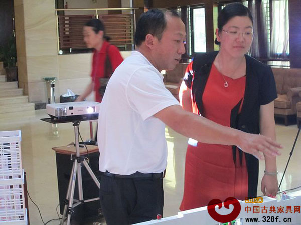 东阳市副市长斯民亚参观中国红博会沙盘