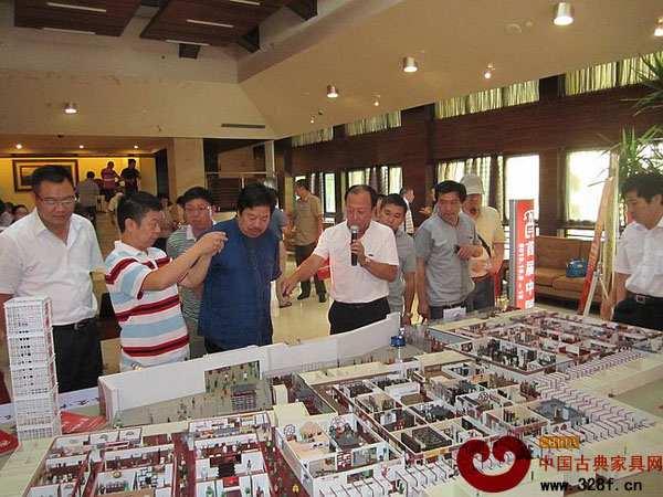 中国红博会发起人赵艺学先生为红木企业介绍红博会项目