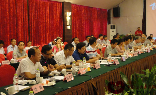 中国红博会发起人赵艺学先生向与会嘉宾介绍红博会