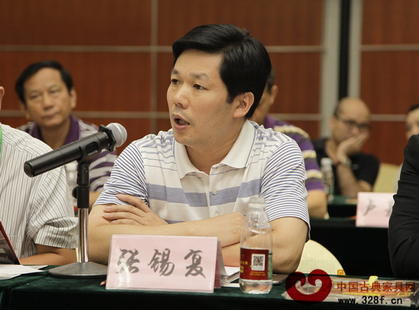 东成红木董事长张锡复在中式红木家具领袖峰会上发言