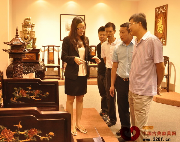 区氏臻品工作人员为参观者详细讲解展出的小叶紫檀家具
