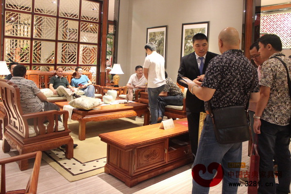 展会期间明堂红木展馆人气火爆