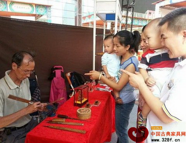 市民带孩子看展览接受艺术熏陶