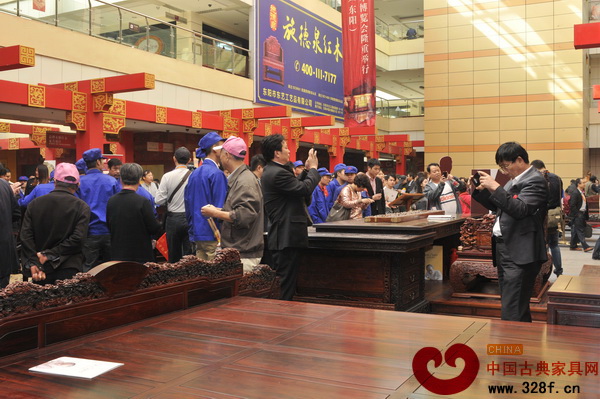 2013年度东阳木雕·红木家具十大精品展区聚满了参观者