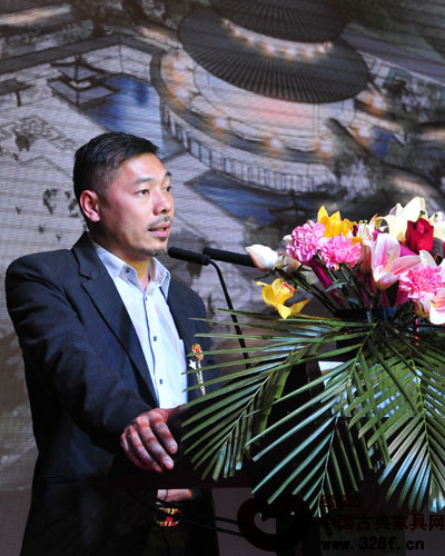 在《品牌红木》杂志答谢晚宴上,红博览城董事长林孟礼作为协办单位代表上台致辞