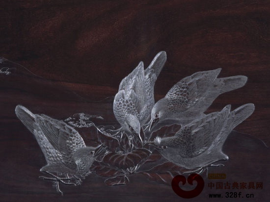 永琦紫檀雕刻作品《五鸟啄食图》局部
