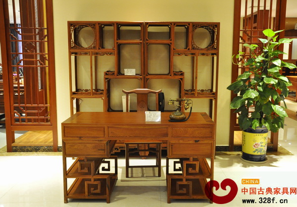 鸿发家具展厅内的红木产品