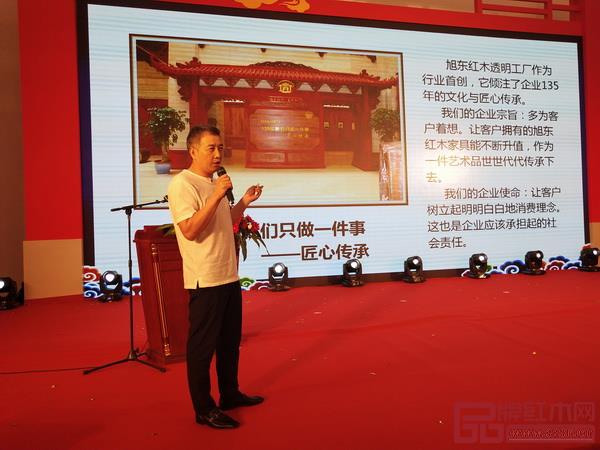 李晓东介绍，旭东红木始终不忘匠心传承，以臻品工艺打造传世家具，旭东红木的“透明工厂”让客户明明白白消费，全程可追溯 