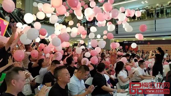 现场瞬间漫天飘下的气球都承载着对忆古轩美好的祝福 现场瞬间漫天飘下的气球都承载着对忆古轩美好的祝福